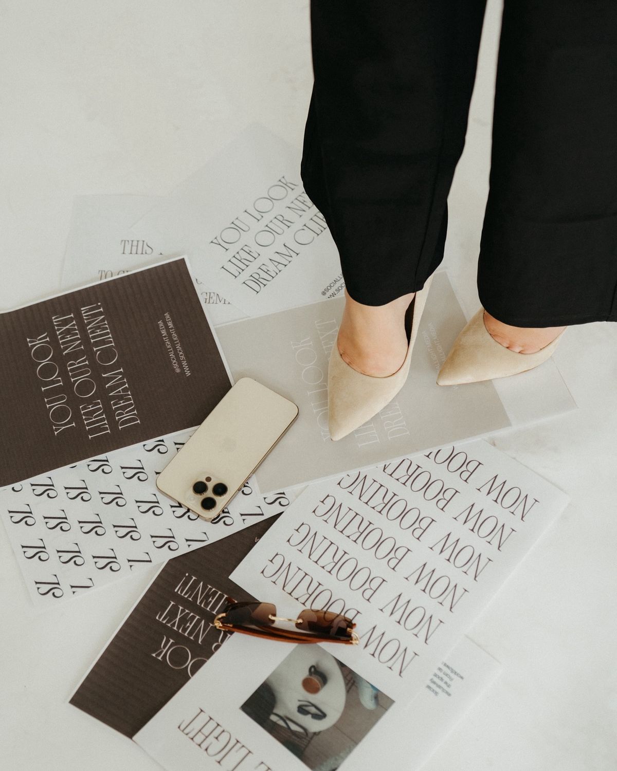 Gedrukt merkmateriaal met monogram en typografie op de vloer