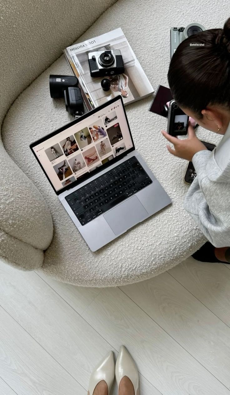 Laptop op een boucléstoel met een webontwerp en moodboard in beeld